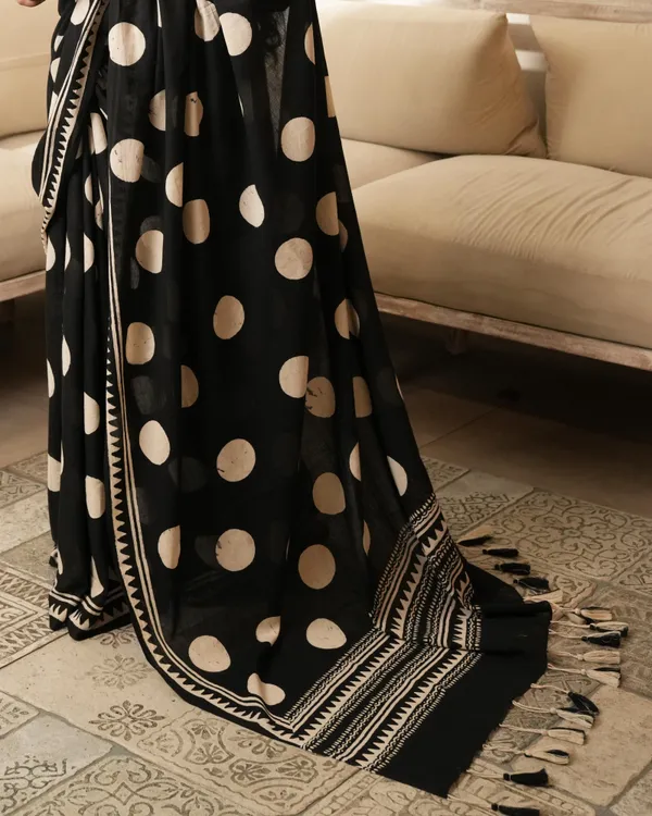 Black_Cotton_Polka_Dot_Mul_Saree_With_Tassels_For_Women